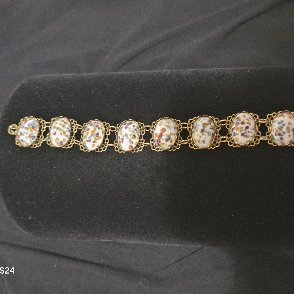 vintage Chunky gold-toned bracelet featuring multiple oval-shaped links, E/S